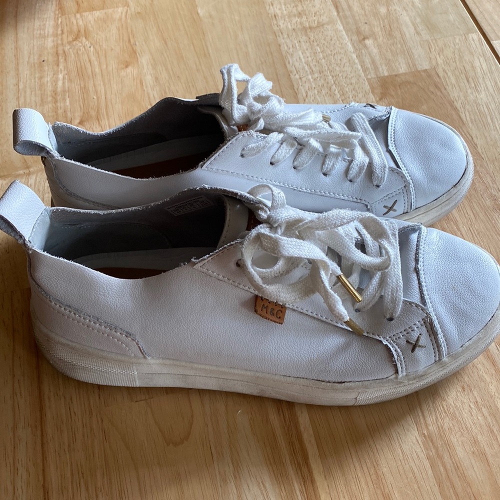 White tennis shoes